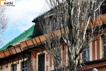  Siatka na spadające dachówki z dachu — Dobre zabezpieczenie siatkami starego dachu 