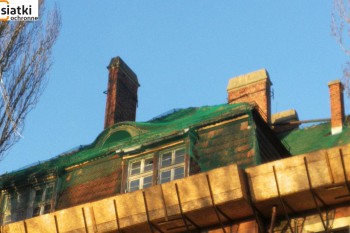 Siatka na spadające dachówki z dachu — Dobre zabezpieczenie siatkami starego dachu 
