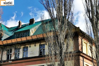  Siatka chroniąca przed spadającymi dachówkami — Dobre zabezpieczenie siatkami starego dachu 