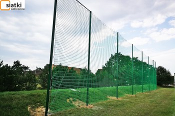  Siatki instalowane na ogrodzenie boiska 