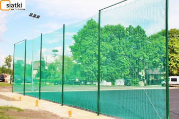  Siatki montowane na ogrodzeniu boiska do piłki nożnej 
