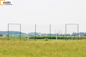  Siatki montowane na ogrodzeniu boiska do piłki nożnej 