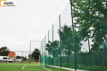 Boisko piłkarskie - siatka na mocne ogrodzenie — Dobre ogrodzenie boiska sportowego 