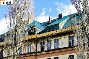  Stary dach - Siatka chroniąca przed spadającymi dachówkami — Dobre zabezpieczenie siatkami starego dachu 