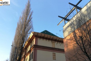  Gruba i mocna siatka na spadające stary dachówki — Dobre zabezpieczenie siatkami starego dachu 