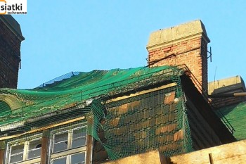  Ta siatka ochronna doskonale sprawdzi się podczas wykonywania prac dekarskich. — Dobre zabezpieczenie siatkami starego dachu 