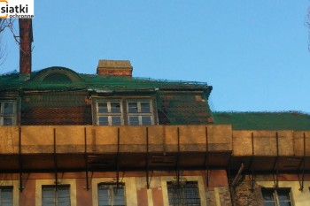  Stary dach - Gruba i mocna siatka na spadające stare dachówki — Dobre zabezpieczenie siatkami starego dachu 