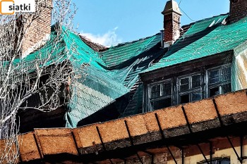  Zabezpieczenie starej spadającej dachówki z dachu — Dobre zabezpieczenie siatkami starego dachu 