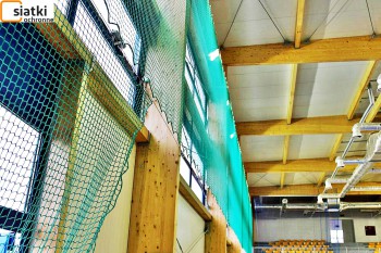  Gruba i mocna siatka na duże okna w hali sportowej 