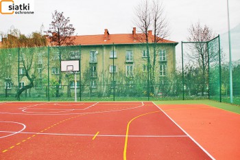  Mocna i gruba siatka na piłkochwyty wieszana na boisku w szkole 