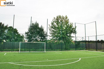  Mocna i gruba siatka na piłkochwyty wieszana na boisku w szkole 